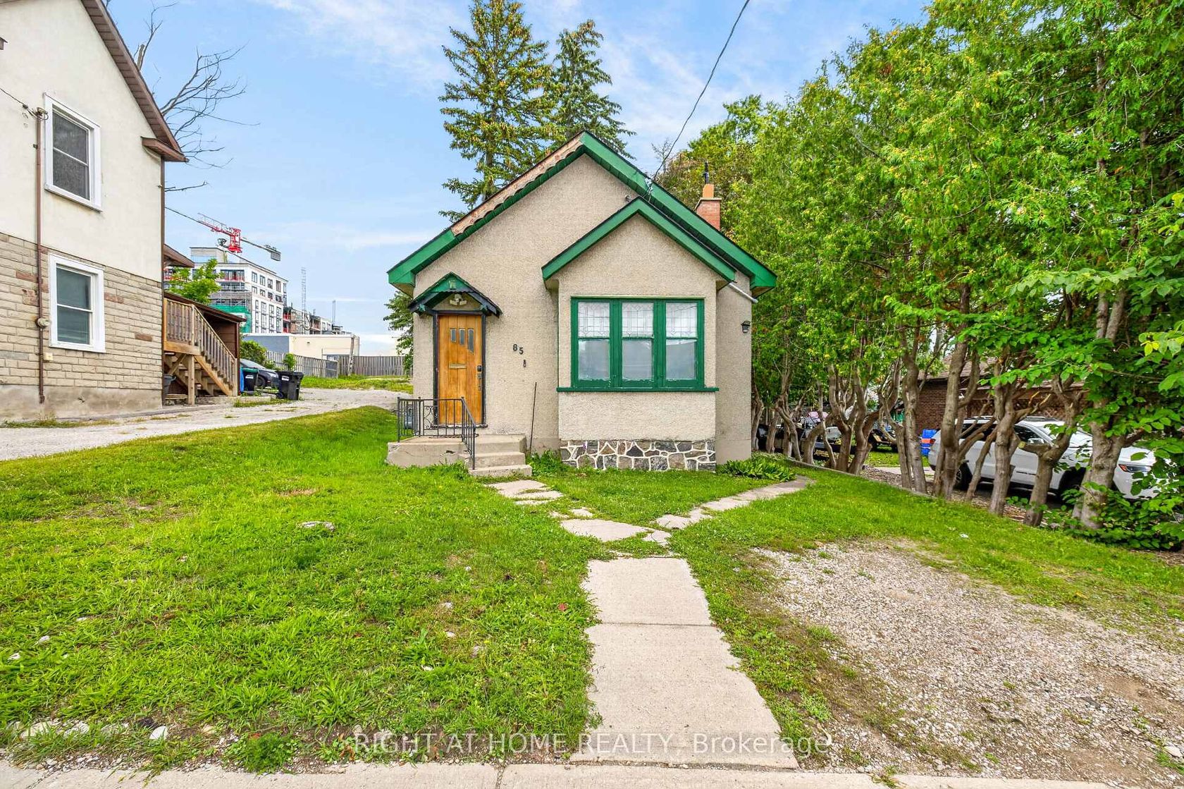 85 Maple Avenue, City Centre, Barrie photo number 2
