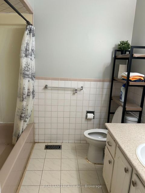 Photo 10 at 37 Pawnee Avenue, Pleasant View, Toronto