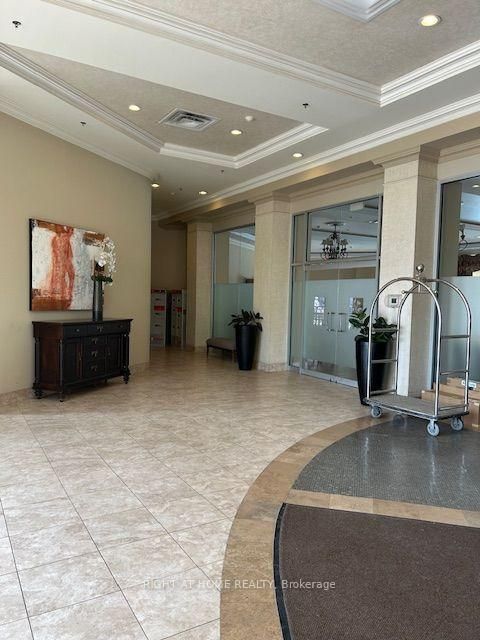 Photo 7 at 403 - 2 Maison Parc Court, Lakeview Estates, Vaughan