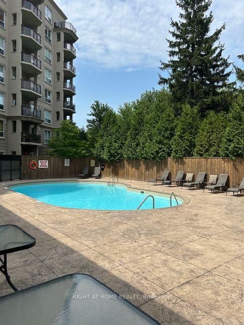 Photo 11 at 403 - 2 Maison Parc Court, Lakeview Estates, Vaughan