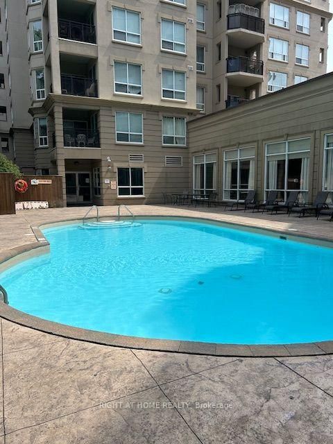 Photo 12 at 403 - 2 Maison Parc Court, Lakeview Estates, Vaughan