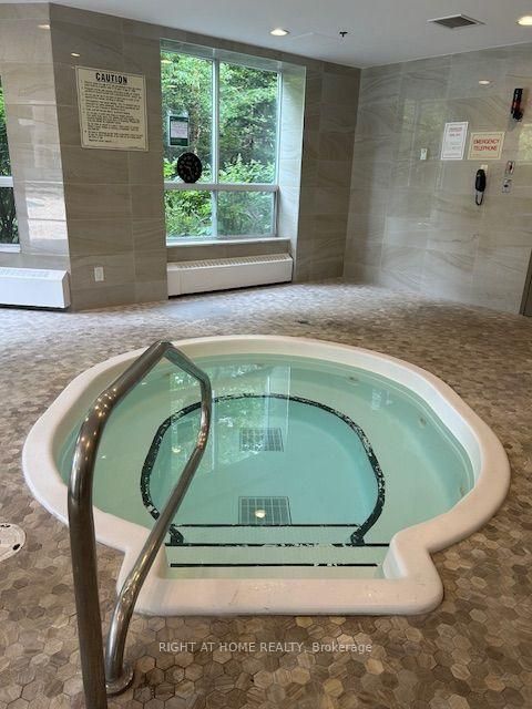 Photo 14 at 403 - 2 Maison Parc Court, Lakeview Estates, Vaughan