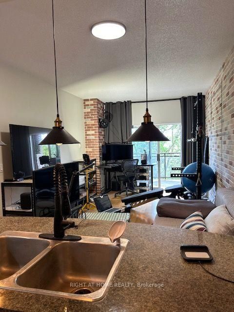 Photo 25 at 403 - 2 Maison Parc Court, Lakeview Estates, Vaughan