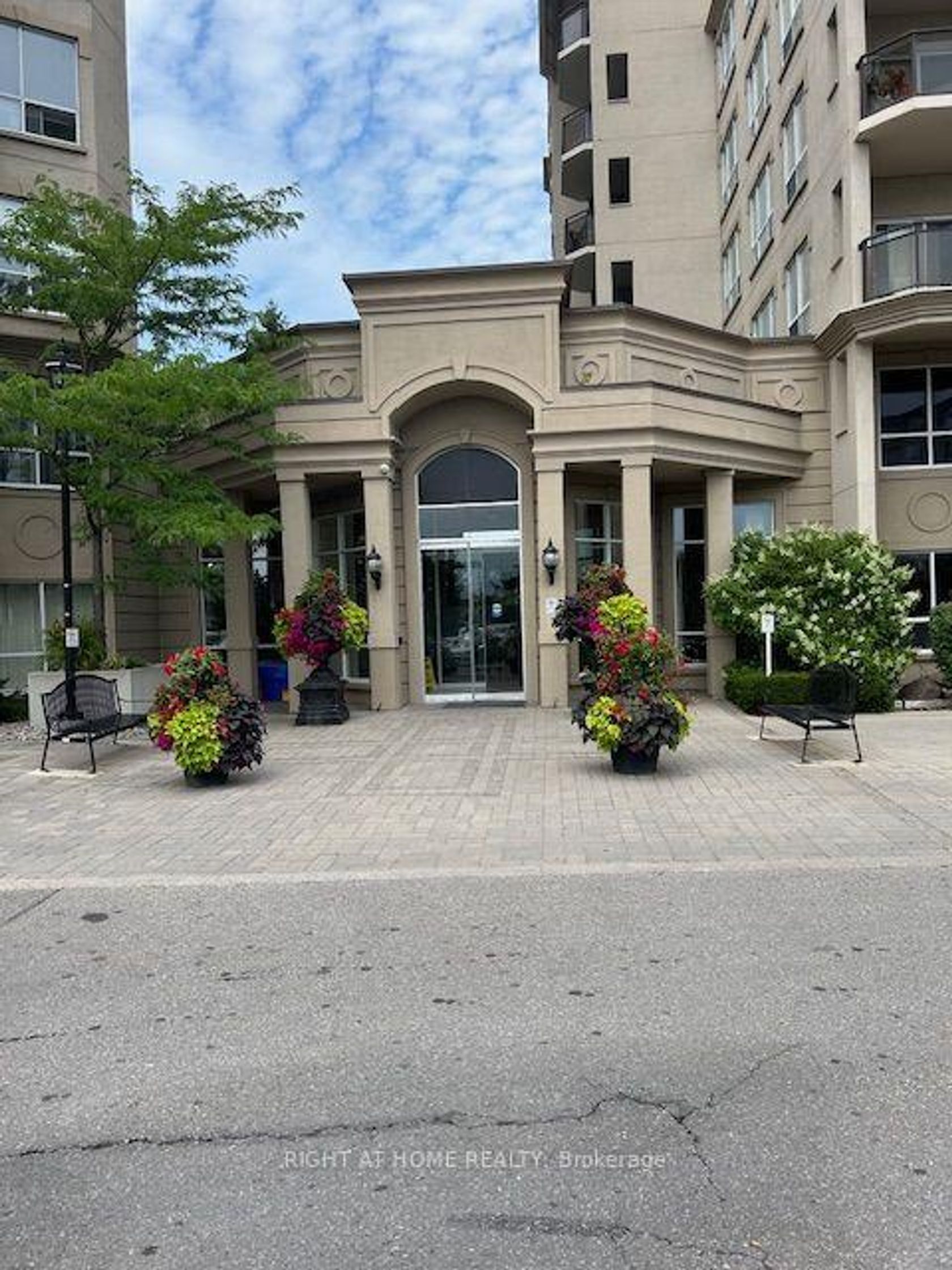403 - 2 Maison Parc Court, Lakeview Estates, Vaughan photo number 2