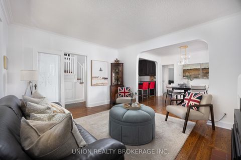 Photo 2 at 8 Woodland Park Road, Cliffside, Toronto