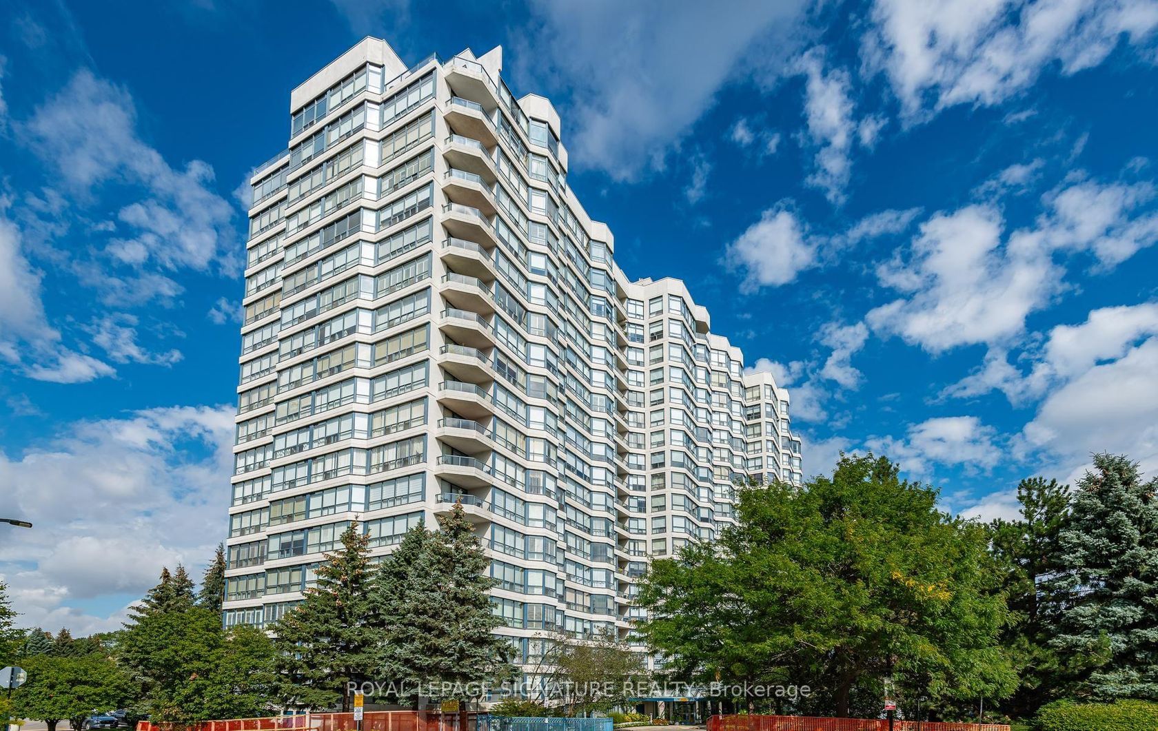 602 - 7300 Yonge Street, Yorkhill, Vaughan photo number 2