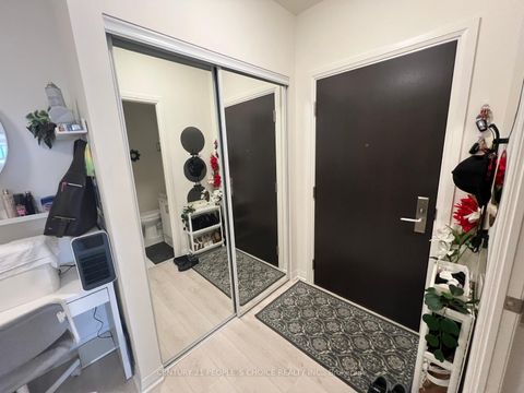 Photo 3 at 925 - 9000 Jane Street, Vellore Village, Vaughan