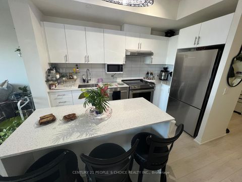 Photo 7 at 925 - 9000 Jane Street, Vellore Village, Vaughan