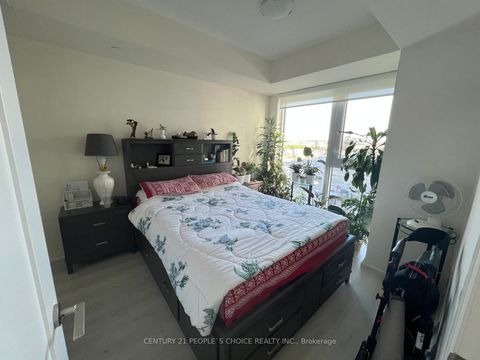 Photo 10 at 925 - 9000 Jane Street, Vellore Village, Vaughan