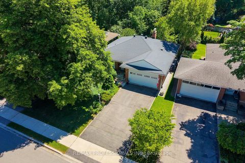 Photo 2 at 17 Clearside Place, Markland Wood, Toronto