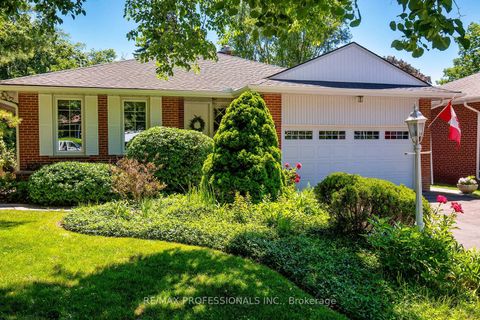 Photo 3 at 17 Clearside Place, Markland Wood, Toronto
