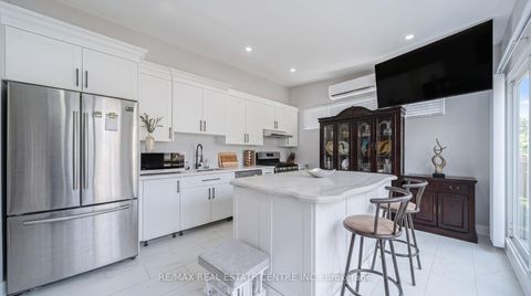 Photo 11 at 22 Neames Crescent, CFB, Toronto