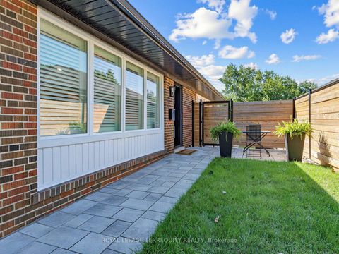 Photo 3 at 29 Sedgewick Crescent, Ionview, Toronto