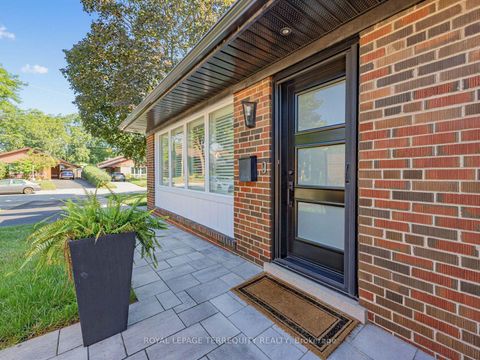Photo 4 at 29 Sedgewick Crescent, Ionview, Toronto