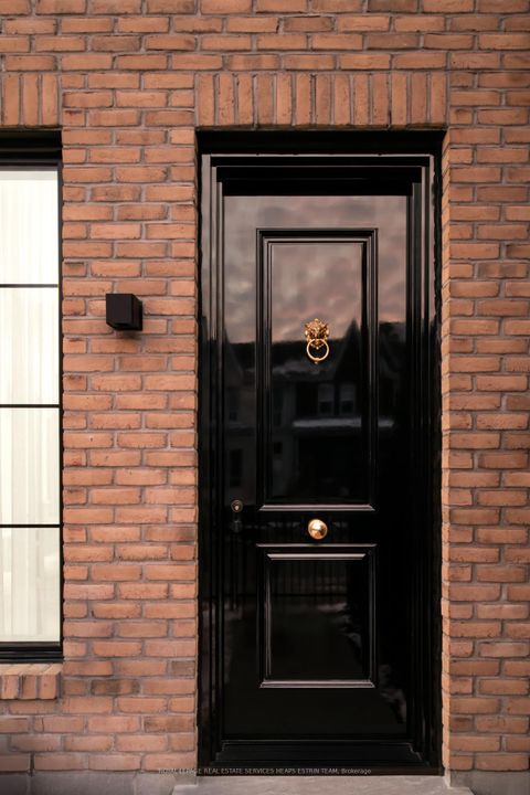 Photo 1 at 23 Lippincott Street, Chinatown, Toronto