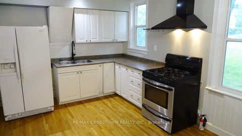 Photo 4 at 39 Grove Street W, Queen's Park, Barrie