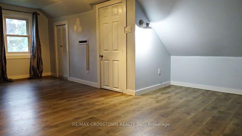 Photo 14 at 39 Grove Street W, Queen's Park, Barrie