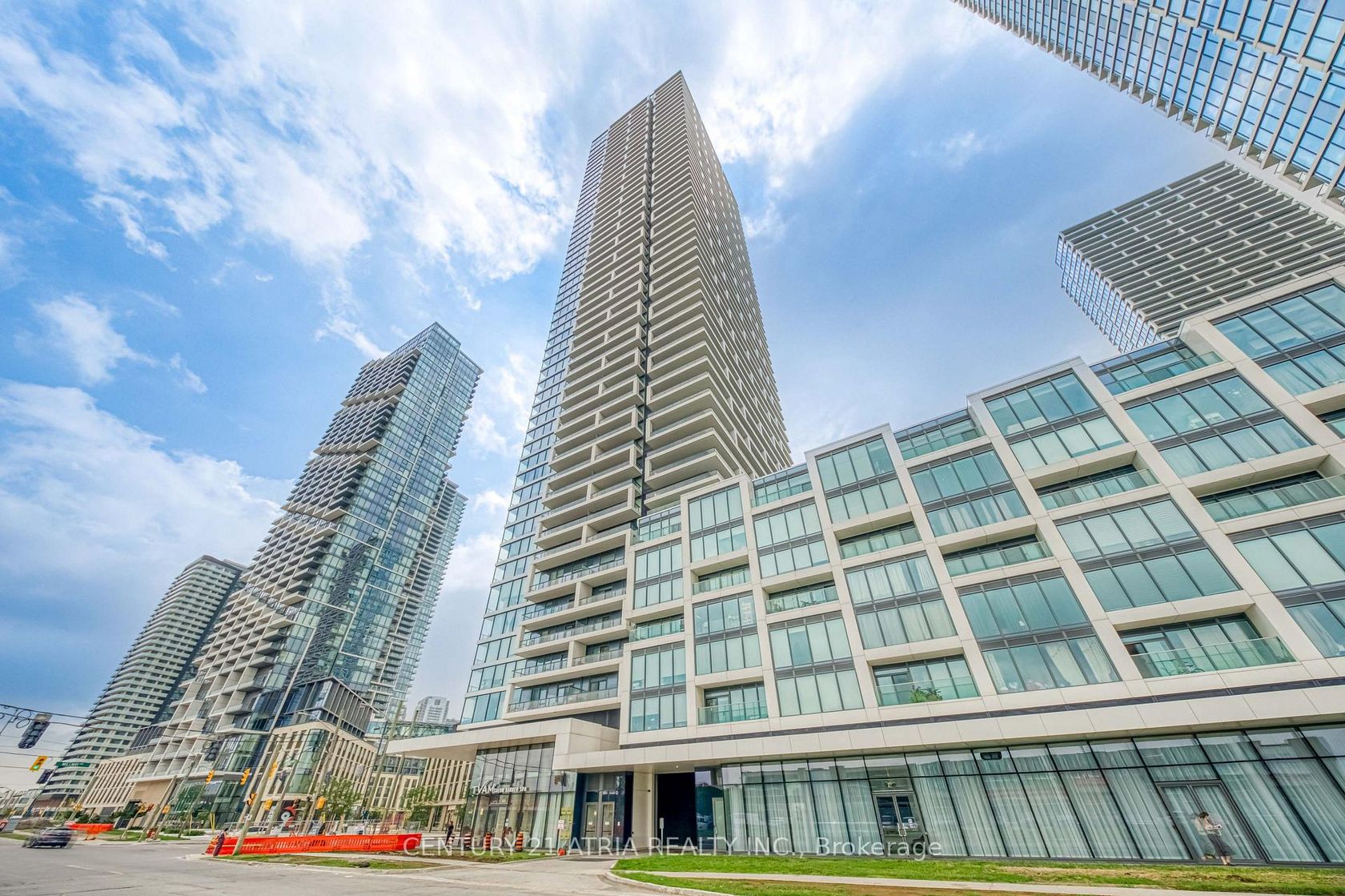 1811 - 950 Portage Parkway, Vaughan Corporate Centre, Vaughan photo number 2