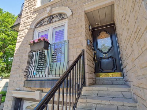 Photo 2 at 21 Birchbank Lane, Don Mills, Toronto