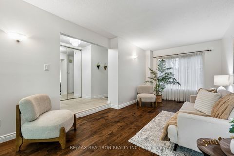 Photo 4 at 122 Colvin Crescent, Brownridge, Vaughan