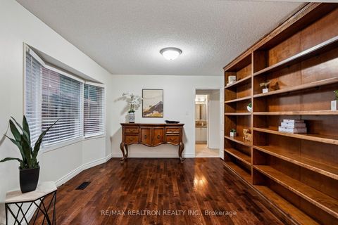 Photo 8 at 122 Colvin Crescent, Brownridge, Vaughan