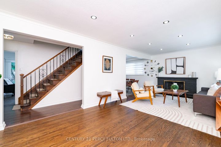 Photo 2 at 6 Donna Court, Newtonbrook East, Toronto