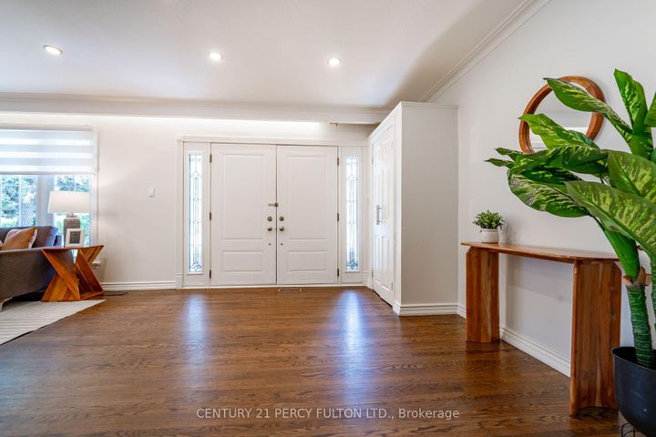 Photo 3 at 6 Donna Court, Newtonbrook East, Toronto