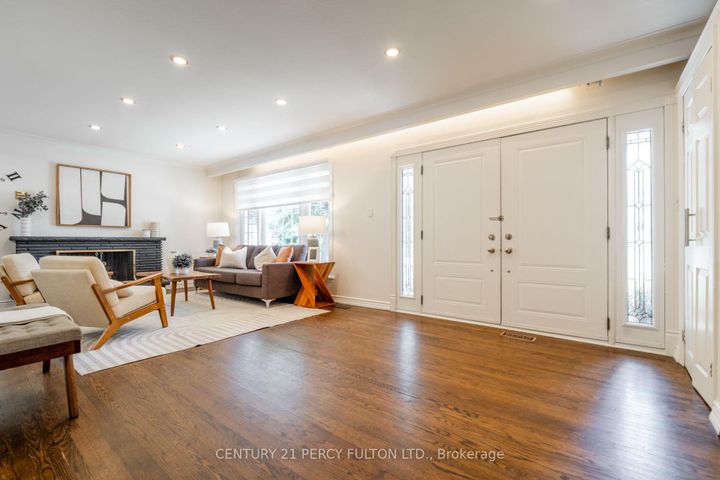 Photo 4 at 6 Donna Court, Newtonbrook East, Toronto