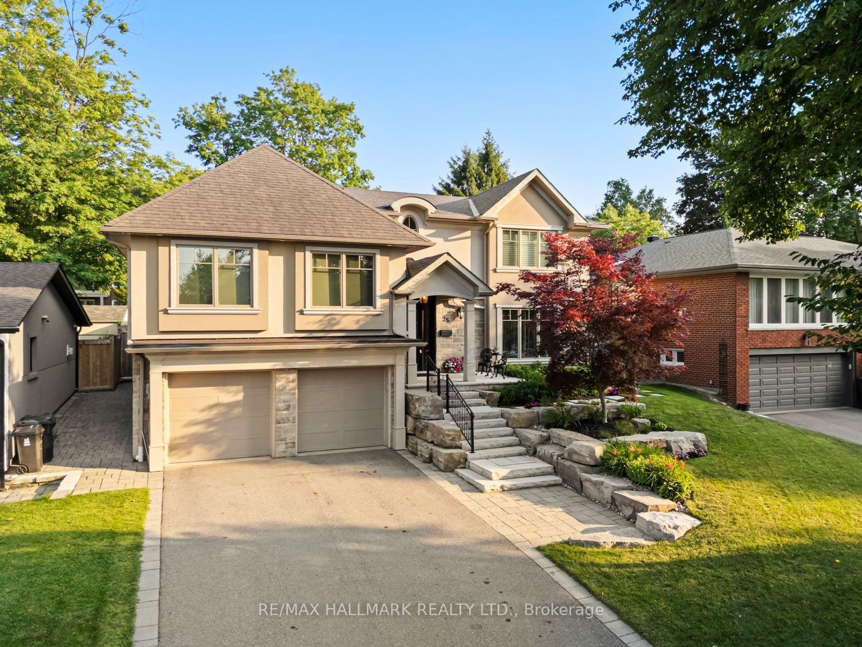25 Queensborough Crescent, Richview, Toronto photo number 2