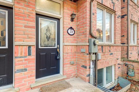 Photo 3 at 19 Kawneer Terrace, Dorset Park, Toronto