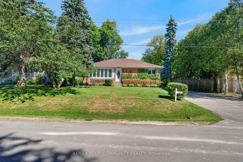 Photo 2 at 154 Hollingsworth Drive, King City, King