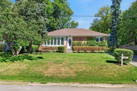 Photo 3 at 154 Hollingsworth Drive, King City, King