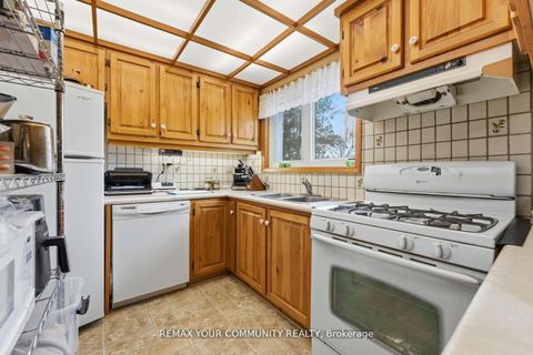 Photo 8 at 154 Hollingsworth Drive, King City, King