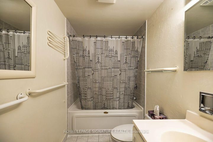 Photo 11 at 62 Thorny Vineway, Bayview Village, Toronto