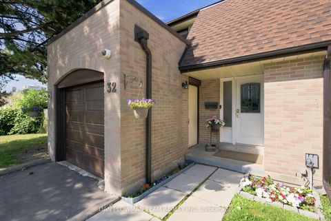 Photo 2 at 32 - 11 Livonia Place, Morningside, Toronto