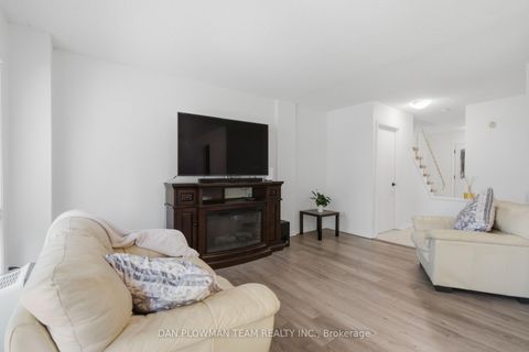 Photo 5 at 32 - 11 Livonia Place, Morningside, Toronto