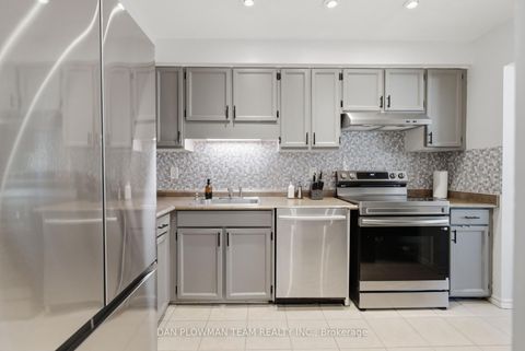 Photo 10 at 32 - 11 Livonia Place, Morningside, Toronto