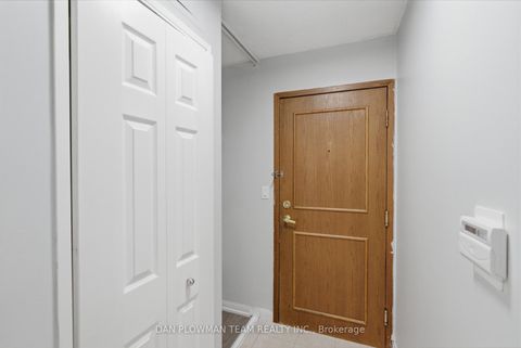 Photo 4 at 913 - 8 Lee Centre Drive, Woburn, Toronto