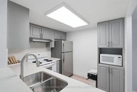 Photo 7 at 913 - 8 Lee Centre Drive, Woburn, Toronto