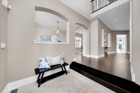 Photo 3 at 233 Carisbrooke Circle, Bayview Southeast, Aurora