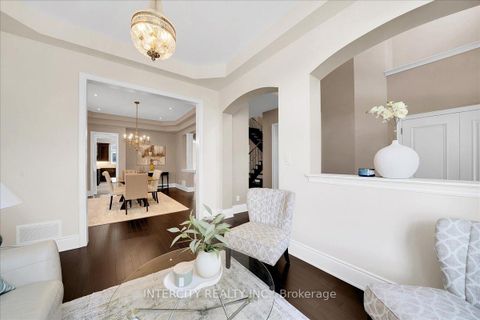 Photo 5 at 233 Carisbrooke Circle, Bayview Southeast, Aurora