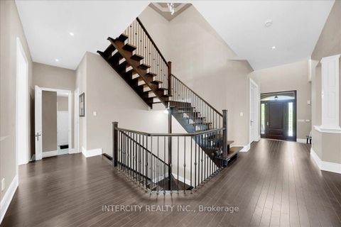 Photo 11 at 233 Carisbrooke Circle, Bayview Southeast, Aurora