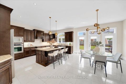 Photo 12 at 233 Carisbrooke Circle, Bayview Southeast, Aurora