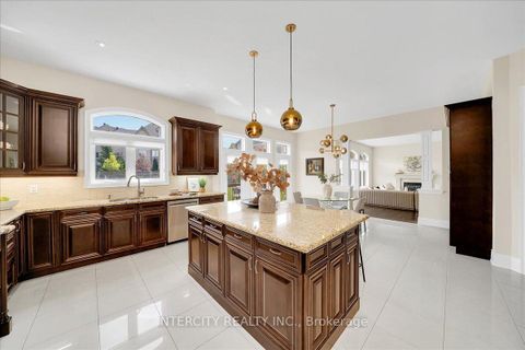Photo 13 at 233 Carisbrooke Circle, Bayview Southeast, Aurora