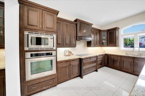 Photo 15 at 233 Carisbrooke Circle, Bayview Southeast, Aurora