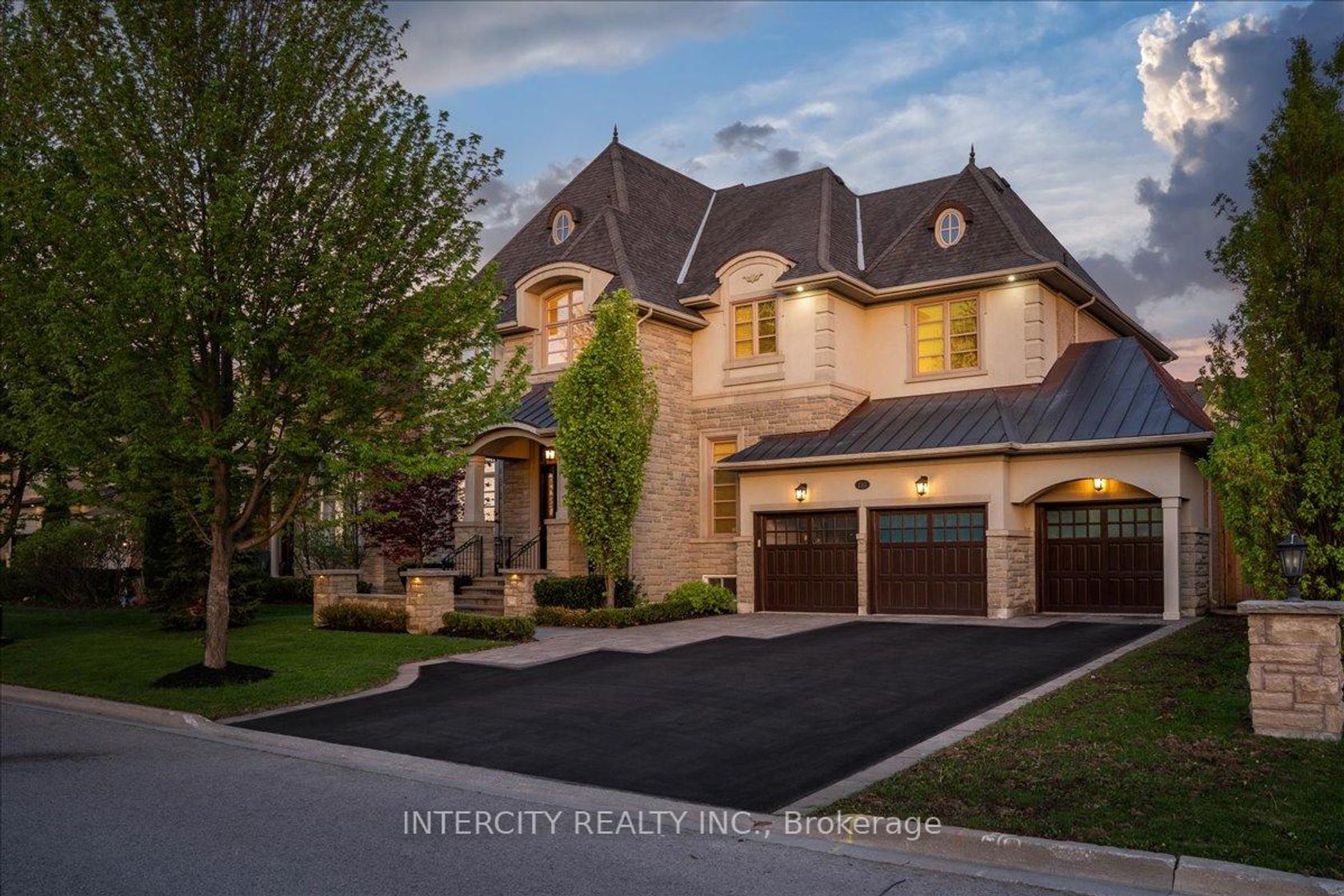 233 Carisbrooke Circle, Bayview Southeast, Aurora photo number 2