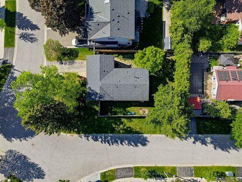 Photo 22 at 30 Sir Caradoc Place, Markham Village, Markham