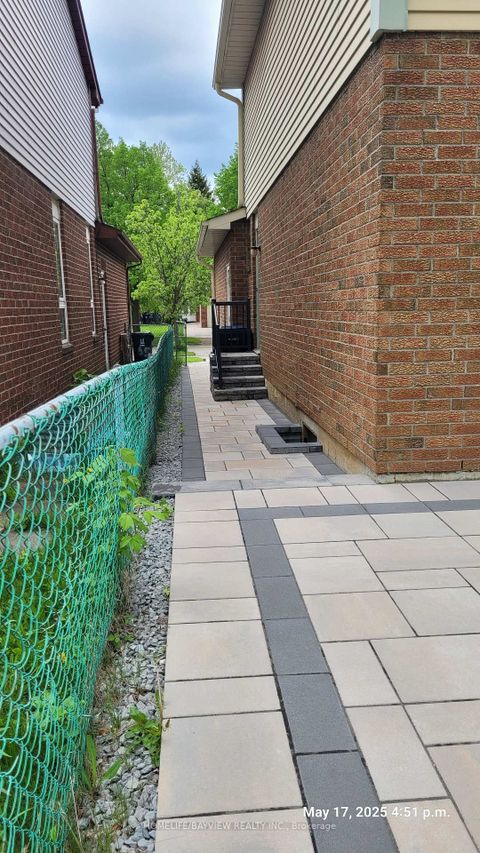 Photo 3 at 87 Moorehouse Drive, Milliken, Toronto