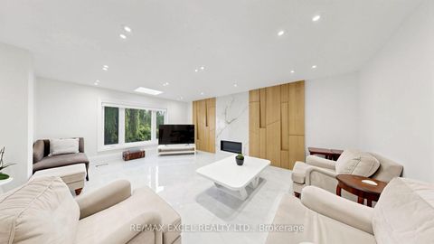 Photo 11 at 2B Trinity Crescent, Doncrest, Richmond Hill