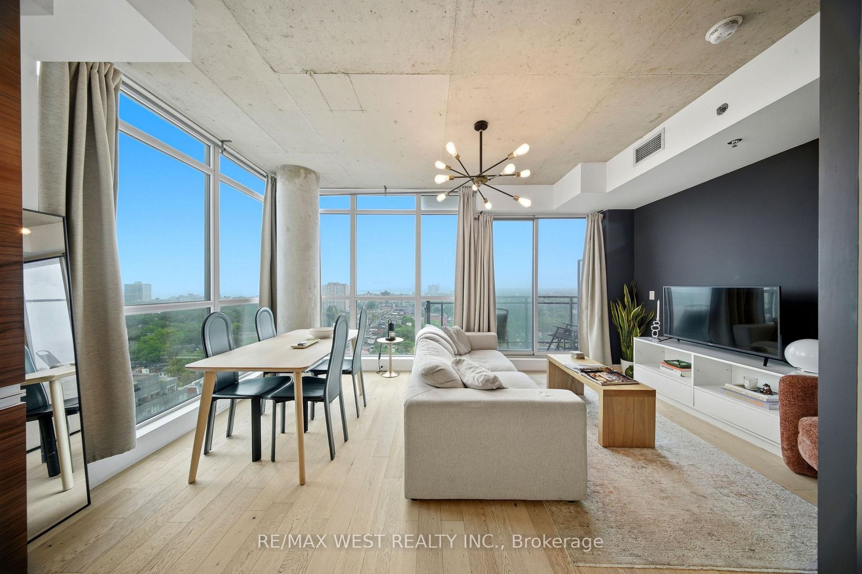 1810 - 20 Minowan Miikan Lane, Little Portugal, Toronto photo 5